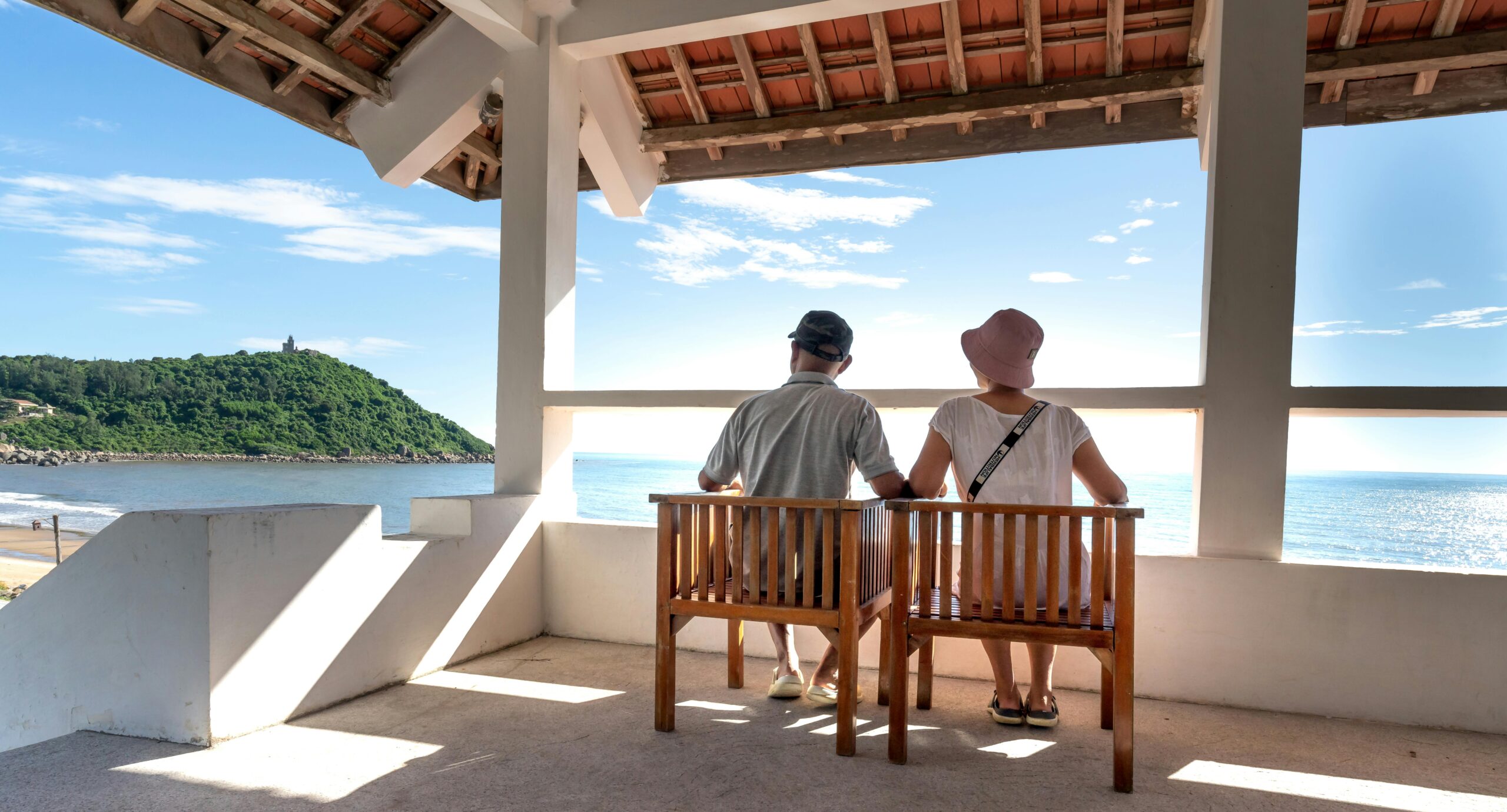 Personas con vista al mar de vacaciones seniors