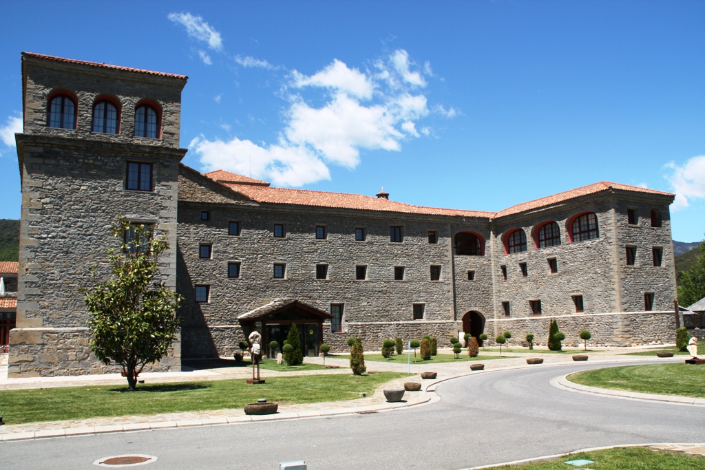 Hotel Monasterio de Boltaña” por Javier Lastras, CC BY 2.0