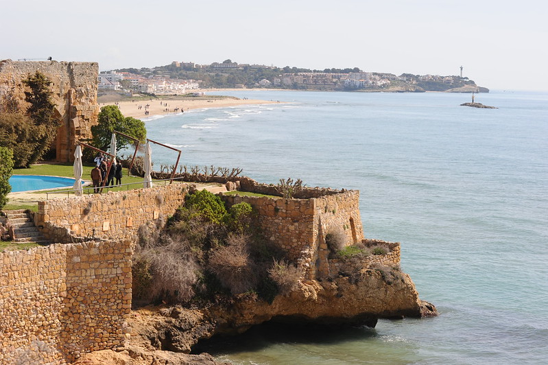“De la destrucció del litoral català. Tram Tarragona Coma-Ruga” por joan ggk, CC BY 2.0