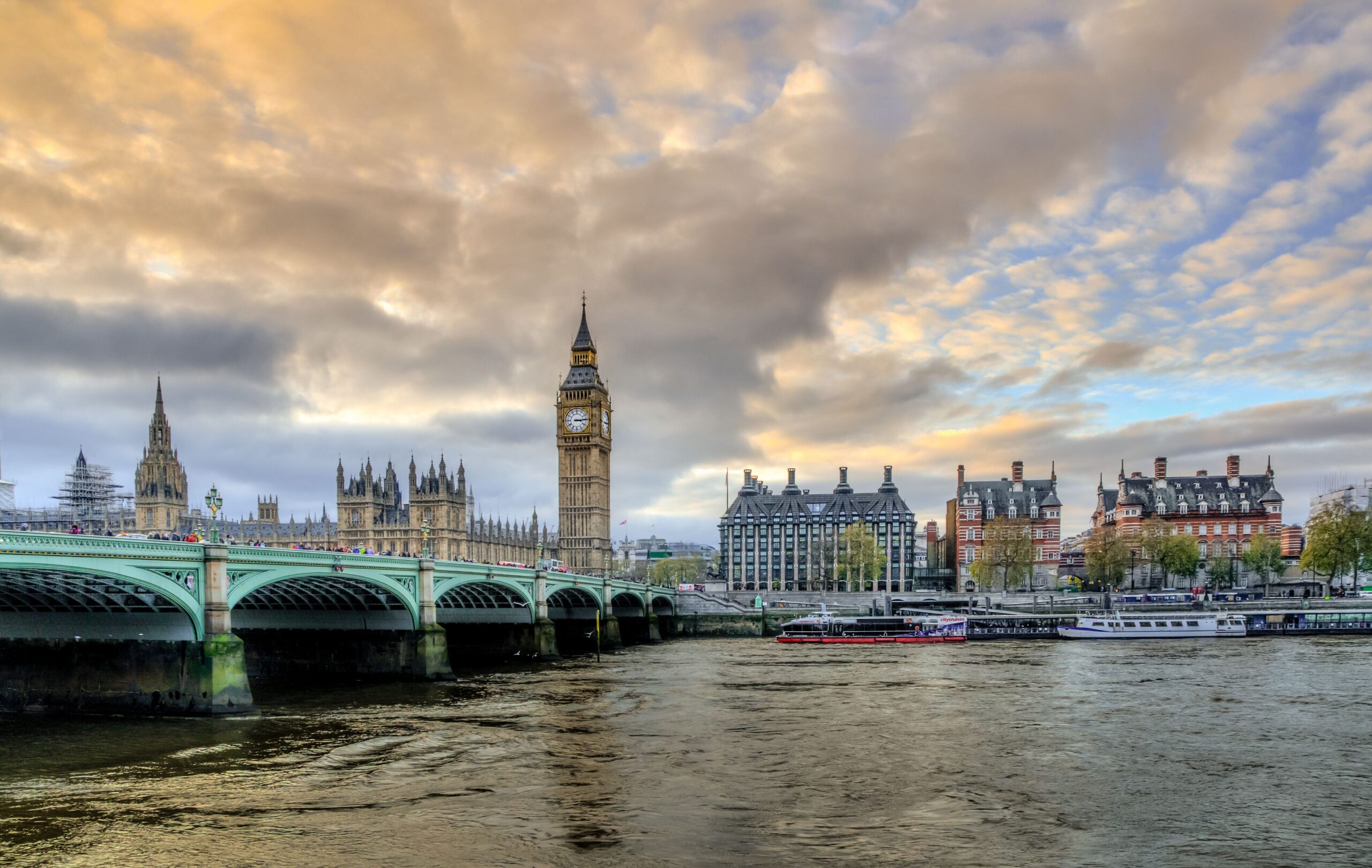 London, United Kingdom Vista del Big Ben y el Puente de Westminster con nubes dramáticas sobre el río Támesis, Londres.