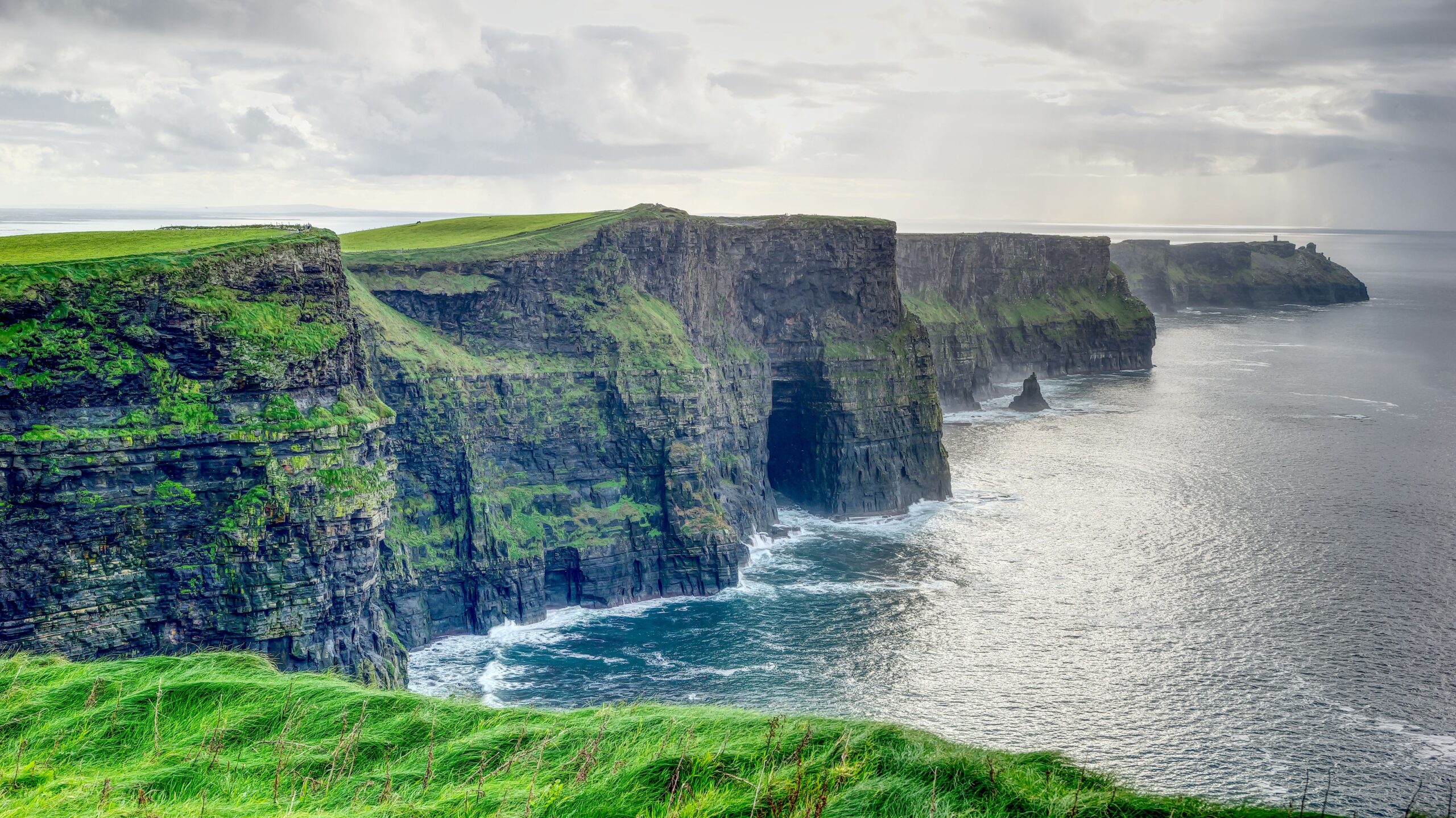 Ireland Impresionante vista de los Acantilados de Moher con acantilados verdes exuberantes y olas chocando abajo
